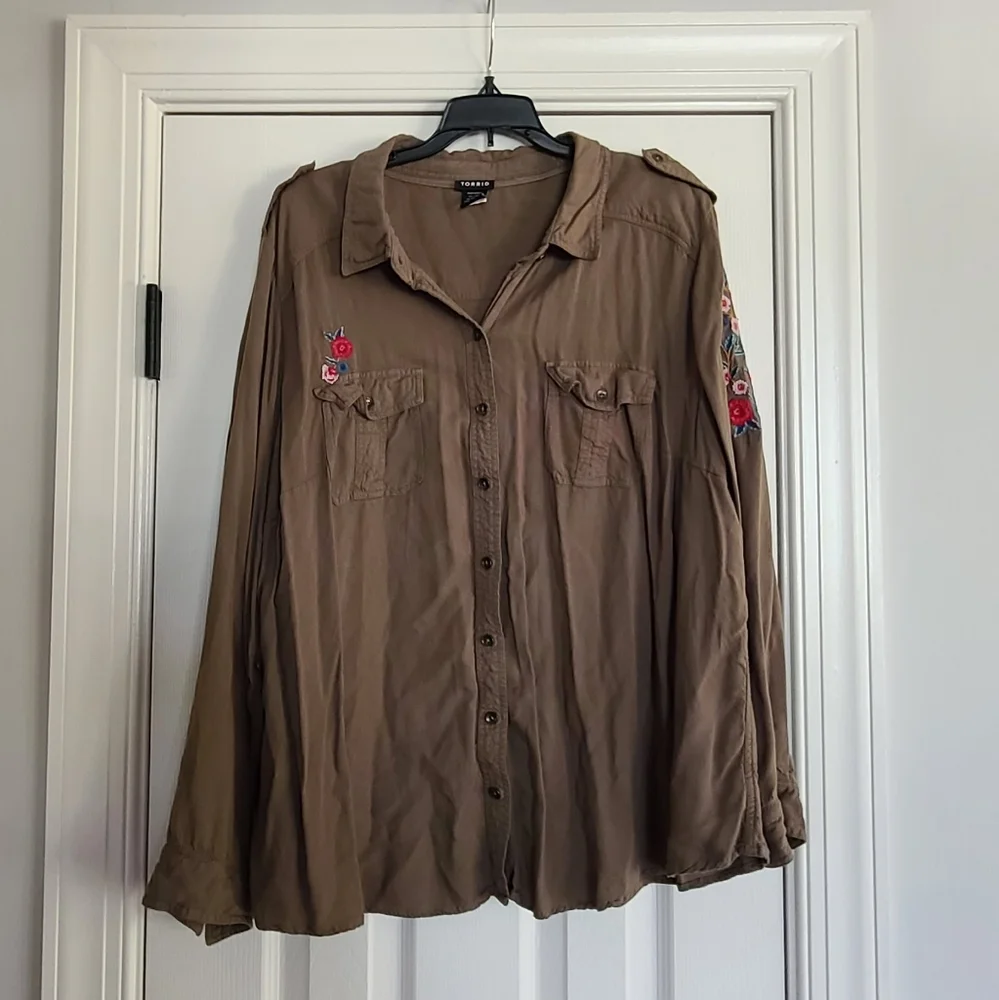 Torrid Floral Embroidered Collared Button Down Shirt Olive Green 3X - Picture 4 of 7